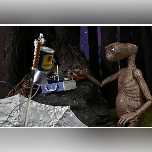 ET 40th Anniversary Collectible Toy - LIGHTS UP - Deluxe Edition